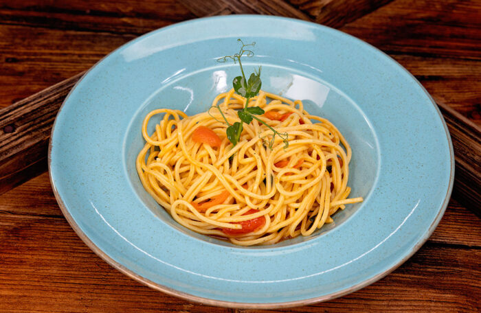 Spaghete cu roșii proaspete și busuioc 