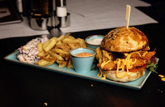 Burger crispy cu cartofi dippers